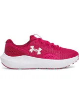 Championes de running Under Armour modelo Charged Surge 4, color fucsia con suela blanca. Presentan parte superior de malla transpirable con refuerzos sintéticos, amortiguación Charged Cushioning en la entresuela y logo de la marca en el lateral.