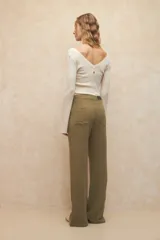 Pantalón de lino color beige, de corte recto y tiro alto, con costuras marcadas en el centro de cada pierna.