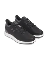 Championes de golf Under Armour, modelo Drive Medal SL, en color negro con detalles en gris y suela blanca. Presentan parte superior de microfibra, mediasuela con tecnología Charged Cushioning para amortiguación y suela exterior sin tacos para mayor flexibilidad y tracción.