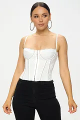 Top corset blanco de encaje con escote corazón, breteles finos regulables y cierre frontal con ganchos metálicos.