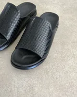 Sandalias chatas de cuero vacuno color beige con estampado de piel de serpiente.