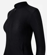 Campera deportiva negra de microfibra con textura, cuello padre, cierre por cremallera, bolsillos y detalle de dedito en los puños.