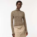 Camiseta de cuello alto y manga larga con estampado animal print en tonos beige y negro.