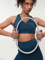 Top deportivo negro con espalda nadadora, copas removibles y detalle de logo sutil en el elástico inferior.