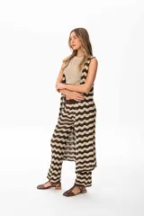 Pantalón de hilo con patrón zig zag en tonos negro y dorado.