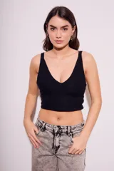 Top negro de viscosa con escote en V y breteles anchos.