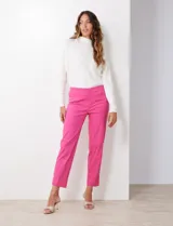 Pantalón de gabardina elastizada color fucsia, de corte recto y pretina ancha pespunteada. Tiene bolsillos simulados.