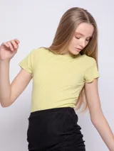 Top de manga corta color crema, de tela acanalada con textura brillante y jareta redonda para fruncir en la espalda.