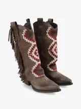 Bota de caña media negra de cuero y gamuza, con diseño bordado geométrico en tonos blancos y bordó, flecos laterales y taco medio con estética western.