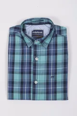 Camisa de manga larga Mistral con diseño a cuadros en tonos azules y verdes. Presenta corte slim fit, cuello clásico, cierre frontal con botones y logo bordado en el pecho.