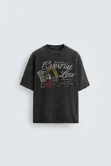 Remera de algodón con corte relajado, cuello redondo y mangas cortas. Presenta un efecto de lavado desgastado y un estampado frontal con motivos de suerte y casino.