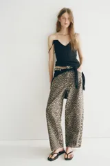 Jean de tiro alto y diseño barrel con volumen curvo en las piernas y largo tobillero, confeccionado en denim de algodón con estampado animal print de leopardo.