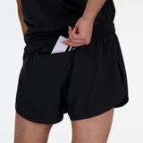 Short deportivo negro de New Balance, modelo 3 Inch Split, para hombre. Confeccionado en tejido ligero y elástico perforado con tecnología NB DRY de secado rápido.
