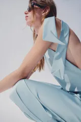 Vestido midi de satén color celeste, con cuello halter y espalda descubierta con lazada.