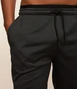 Bermuda deportiva modelo long, confeccionada en microfibra técnica de secado rápido. Presenta cintura elástica con cordón de ajuste interno y bolsillos laterales. Diseño liso de corte recto ideal para entrenamiento.