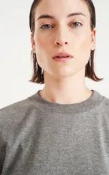 Remera de manga corta, corte oversize y cuello redondo, confeccionada en algodón melange gris.