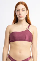Top de bikini color borgoña, de un solo hombro con argolla metálica y textura acanalada.