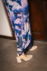 Sandalias de tacón color visón con puntera triangular y tira con hebilla al tobillo.