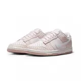 Championes Nike Dunk Low con diseño de paneles en cuero liso rosado y superposiciones de tela con estampado de cuadros vichy en tonos rosado y blanco. Presenta el logo Swoosh lateral en cuero blanco, cordones al tono y suela de goma en color rosado.