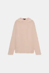 Jersey de punto de manga larga en color beige rosado, con cuello alto drapeado y diseño con efecto arrugado.