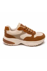 Zapatillas urbanas de diseño chunky, en combinación de tonos beige, marrón y tostado. Presentan recortes en gamuza y material sintético, cordones al tono y suela robusta con cámara de aire.