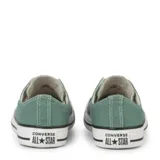 Championes Converse modelo Chuck Taylor All Star de corte bajo, confeccionados en lona color verde con puntera y suela de goma blanca con detalles en negro.