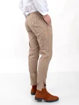 Pantalón de vestir azul marino, de corte recto, con bolsillos laterales y traseros. Se ajusta a la cintura con cinturón de cuero marrón.