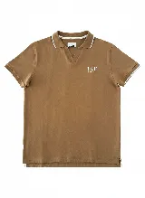 Polo marrón de manga corta con cuello en V y ribete blanco en cuello y mangas.