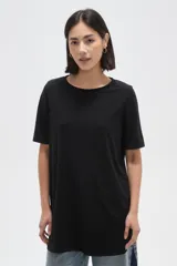 Remera de manga corta color negro, con cuello redondo y diseño holgado.