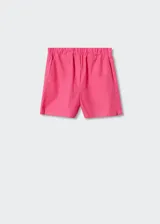 Short de tiro medio con cintura elástica, confeccionado en tejido ligero mezcla de algodón. Presenta un diseño corto con dos bolsillos laterales.