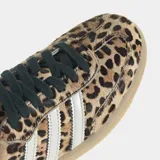 Championes Adidas modelo Samba OG con estampado animal print de leopardo en todo el exterior. Presenta las icónicas tres franjas laterales en color blanco, cordones negros y suela de caucho color caramelo.