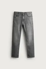 Jeans slim fit de color negro para hombre, con tiro medio, diseño de cinco bolsillos y cierre frontal con cremallera y botón.
