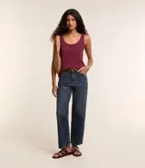 Blusa musculosa de ribana color blanco, con escote en U.