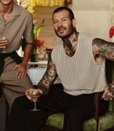 Musculosa masculina de punto con textura calada, cuello redondo y corte regular. Confeccionada en una mezcla de algodón y poliéster.