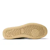 Championes New Balance modelo 500, color verde mostaza, con logo 'N' blanco en el lateral. Presentan una estructura de ante y nobuk con detalles perforados en la puntera y una entresuela de goma de color crema.