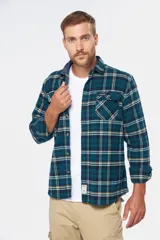 Sobrecamisa a cuadros de viyela gruesa con bolsillos frontales con solapa y botones.