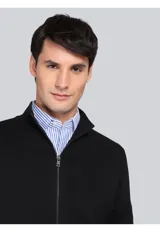 Campera tejida de punto con cierre frontal completo y cuello alto, diseñada con puños y ruedo acanalados.