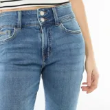 Jean de corte bootcut con tiro bajo, color azul medio con efecto lavado. Presenta cierre de doble botón y bolsillos clásicos.