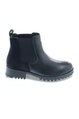 Bota tipo Chelsea de cuero negro con paneles laterales elásticos y suela de goma dentada.