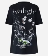 Remera negra de algodón con cuello redondo y manga corta. Presenta un estampado gráfico de la saga 'Twilight' con varios personajes y el texto 'I dream about being with you forever'.