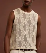 Musculosa de hombre color beige, confeccionada en tejido jacquard con textura cuadriculada. Tiene cuello redondo y corte regular.