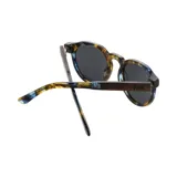 Lentes de sol Indie, modelo Honey Havana, con montura redonda de acetato con estampado multicolor y lentes grises polarizadas.