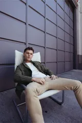 Pantalón cargo color beige con bolsillos laterales y corte ajustado.