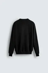 Jersey de punto de cashmere con corte regular fit, cuello redondo y manga larga. Presenta acabados en rib en puños y ruedo.