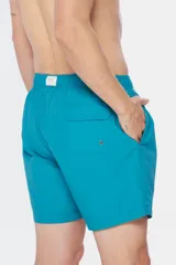 Short de baño liso color verde esmeralda, con cintura elástica y cordón ajustable.