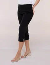 Pantalón capri azul marino de estilo sastrero, de tiro alto con pretina ancha y plana, corte entallado y bolsillos simulados en el frente.