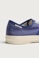 Zapatilla baja de cordones de Fruit of the Loom x Zara, confeccionada en tejido de algodón morado con detalles en tono burdeos y suela de goma blanca con volumen.