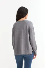 Sweater de tejido de punto color azul marino, con cuello abierto tipo polo y tajos laterales en el ruedo. Presenta mangas largas con puños acanalados y un corte holgado.