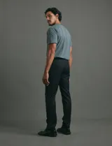 Traje de corte clásico compuesto por saco de dos botones con solapas tradicionales y pantalón de vestir a juego. Confeccionado en tejido liso de poliéster.