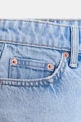 Shorts de denim de tiro medio, corte mom fit, con cinco bolsillos y cierre frontal con cremallera y botón, en color azul lavado.